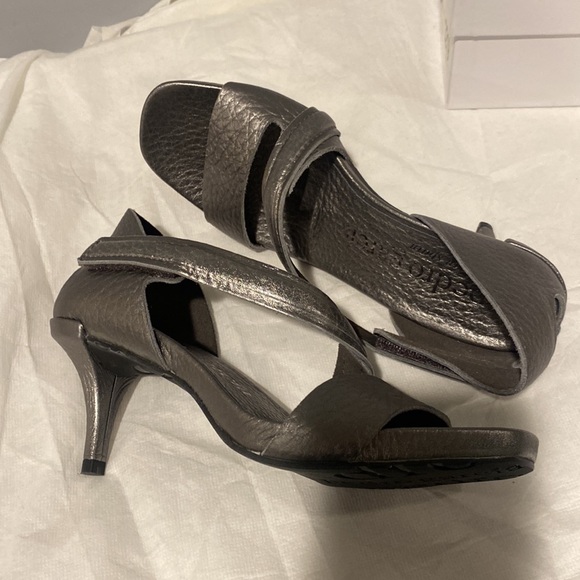 Cirine Metallic Asymmetrical Ankle
Pedro Garcia "Cirine" metallic sandals - Picture 7 of 13